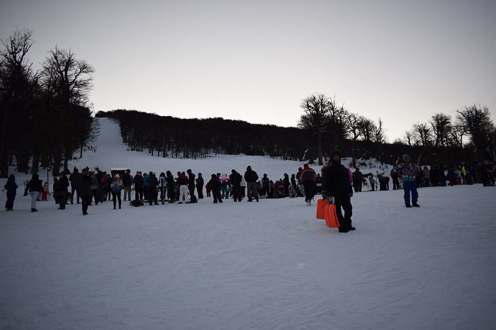 Gente esperando la bajada de las antorchas en el cerro Perito Moreno