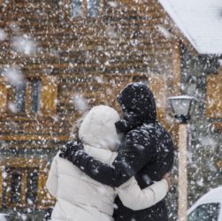 dos personas abrazadas en la nieve en Bariloche