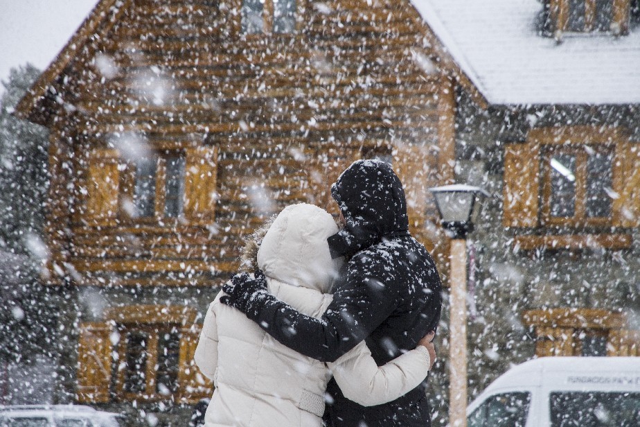 dos personas abrazadas en la nieve en Bariloche