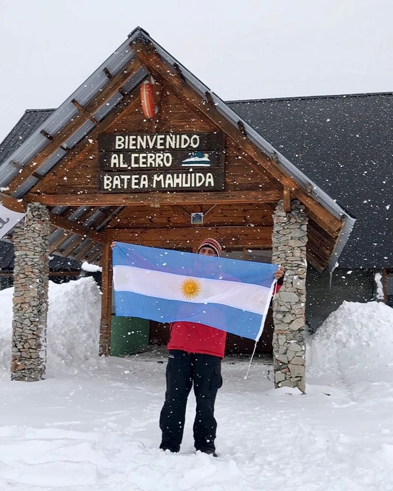 Mapuche con bandera argentina en ingreso al Parque Batea Mahuida