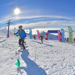 competidor en campeonato esquí de montaña