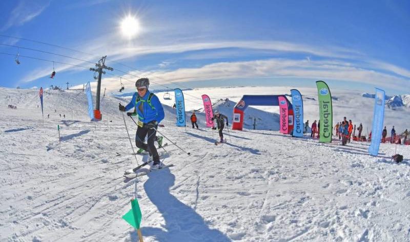 competidor en campeonato esquí de montaña