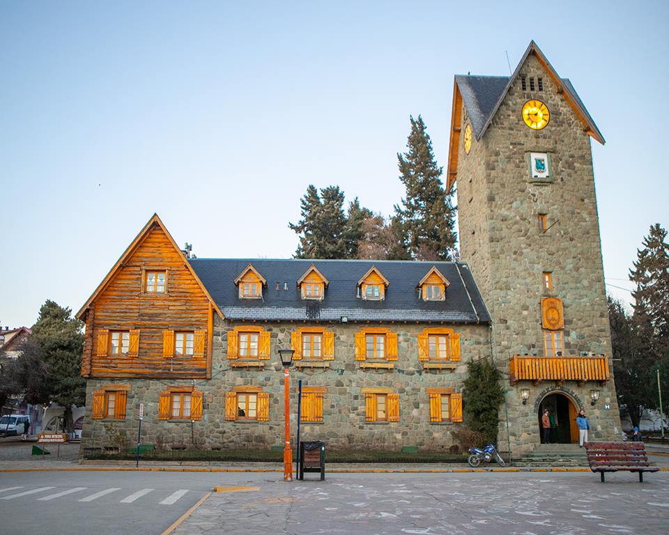 Centro Cívico de Bariloche, Río Negro, una provincia patagónica que se abre al turismo.