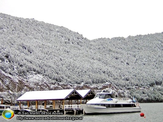 embarcación en invierno, rodeada de nieve, en Parque Nacional Lanín