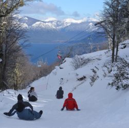 gente jugando en la nieve