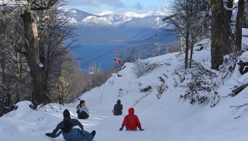 gente jugando en la nieve