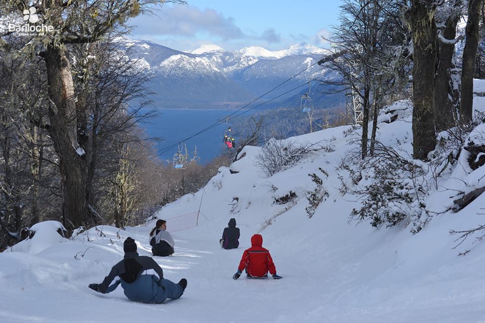 gente jugando en la nieve