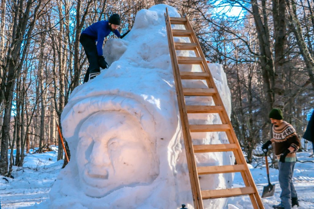 escultura en la nieve realizada en Ushuaia