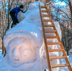 escultura en la nieve realizada en Ushuaia