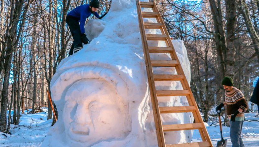 escultura en la nieve realizada en Ushuaia