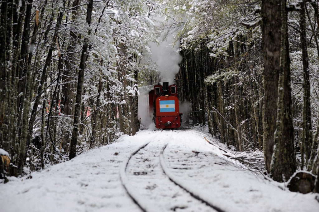 Trenes de la Patagonia: Tren del Fin del Mundo viajando en medio de la nieve