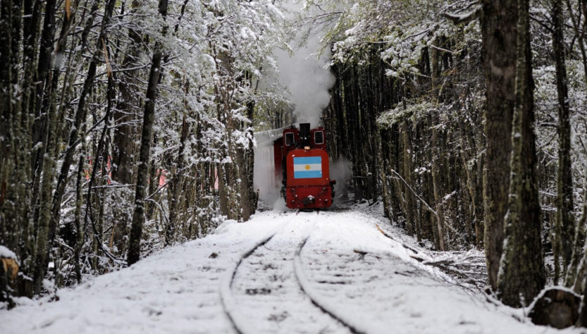 Trenes de la Patagonia: Tren del Fin del Mundo viajando en medio de la nieve