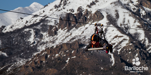 joven haciendo zipline en Cerro Otto, Bariloche