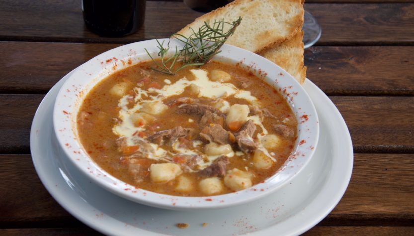 Plato de ñoquis, Gastronomía en La Hoya