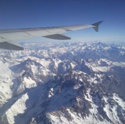 ala de avión sobrevolando cordillera de los andes