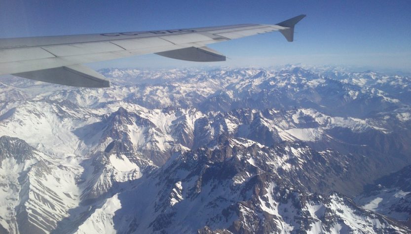 ala de avión sobrevolando cordillera de los andes