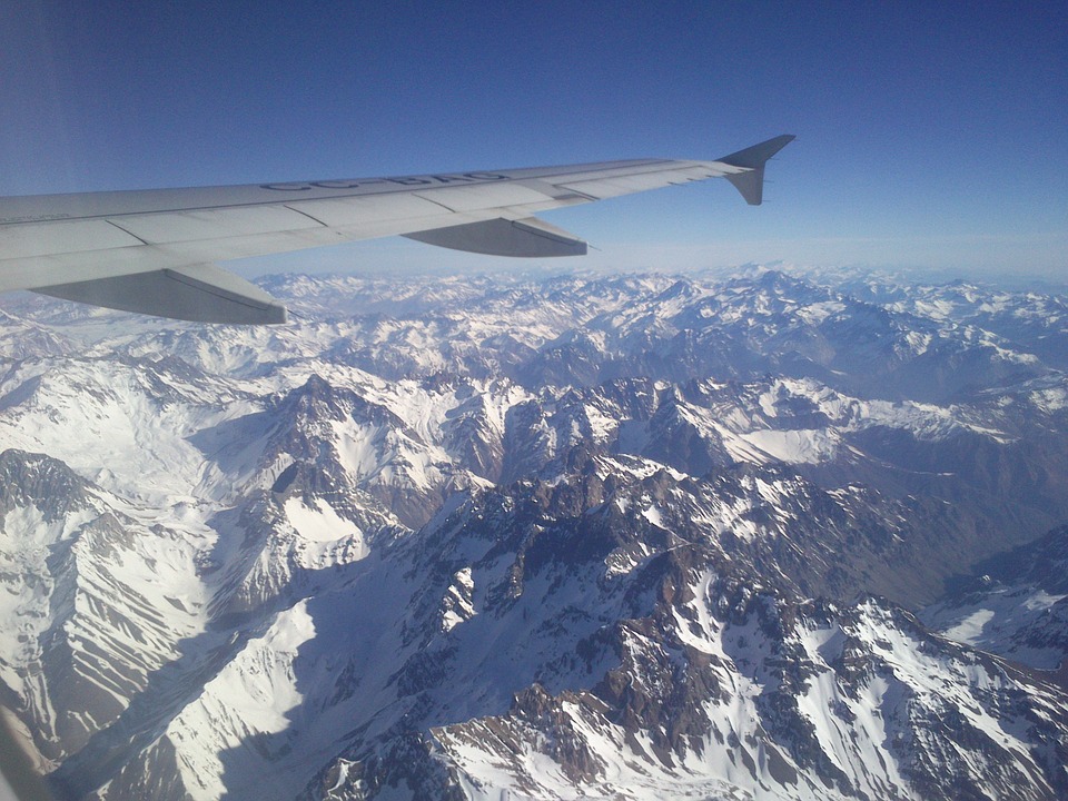 ala de avión sobrevolando cordillera de los andes