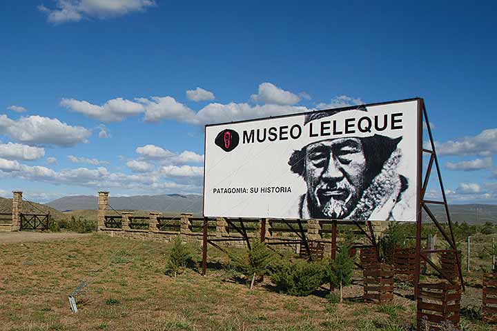 Cartel de entrada al Museo Leleque