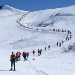 competidores de Copahue Extremo, con raquetas en la nieve