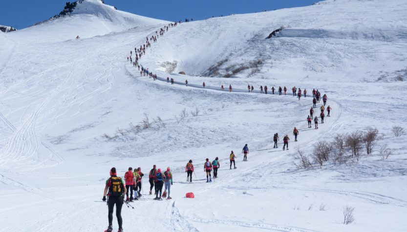 competidores de Copahue Extremo, con raquetas en la nieve