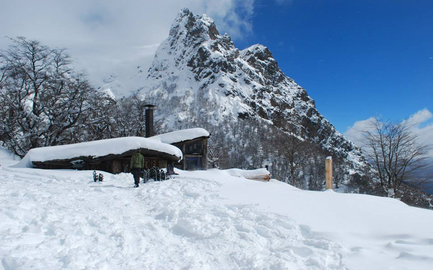 Roca Negra nevada en invierno, en Bariloche