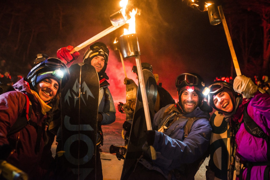 esquiadores con antorchas en Glaciar Martial