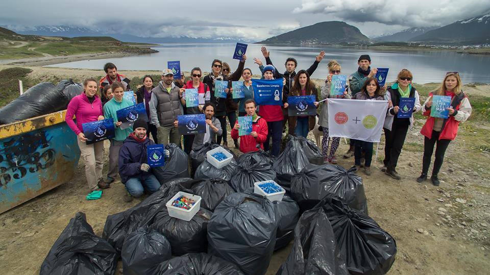 Vecinos de la primera ciudad en prohibir los descartables posando detrás de un gran número de bolsas que recolectaron.