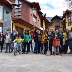 Grupo de vecinos de Arbolando el Mundo en los minutos previos al comienzo de los trabajos de plantación