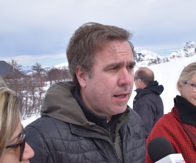 Bruno Pogliano, con el micrófono en la inauguración de la telesilla en el Cerro Perito Moreno