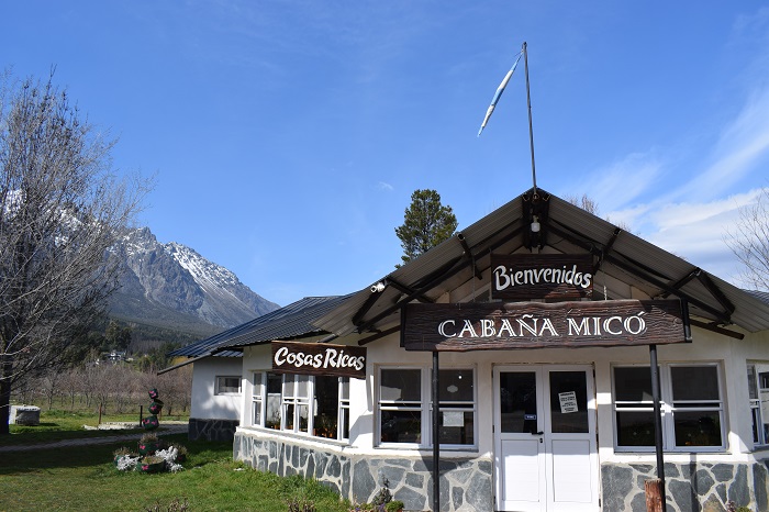 Entrada al salón de ventas de Cabaña Micó