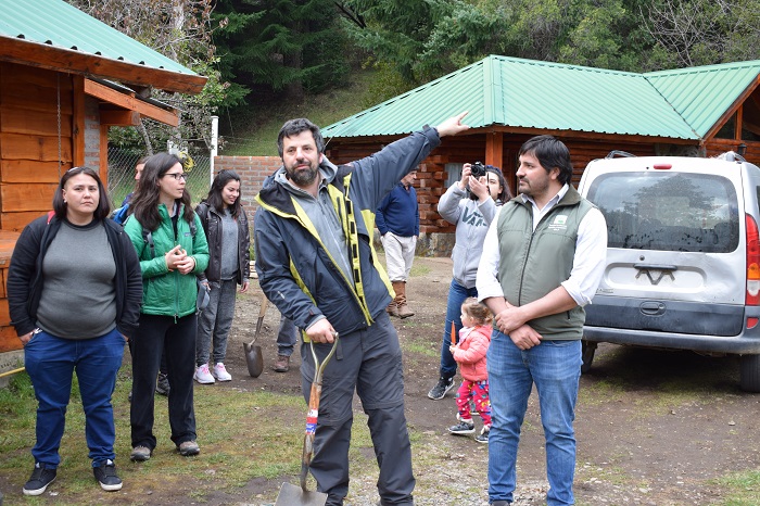 Coordinadores municipales dando indicaciones al grupo de Arbolando el Mundo