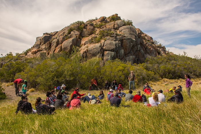 Turistas recibiendo una charla antes de realizar un trekking en el Parque Patagonia.