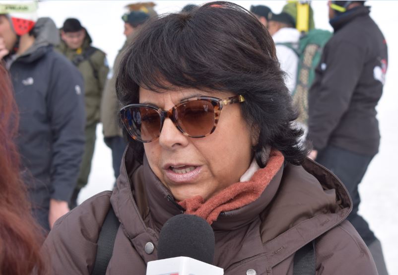 Ministra Marta Velez tras ser entrevistada en la inauguración de la telesilla en el Cerro Perito Moreno