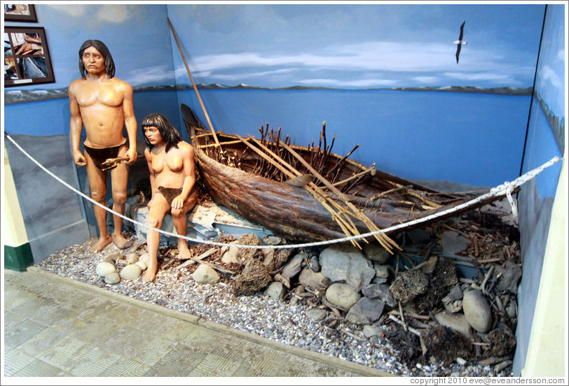 Maniquí de dos indígenas al pie de una canoa en el museo de la Cárcel Del Fin Del Mundo