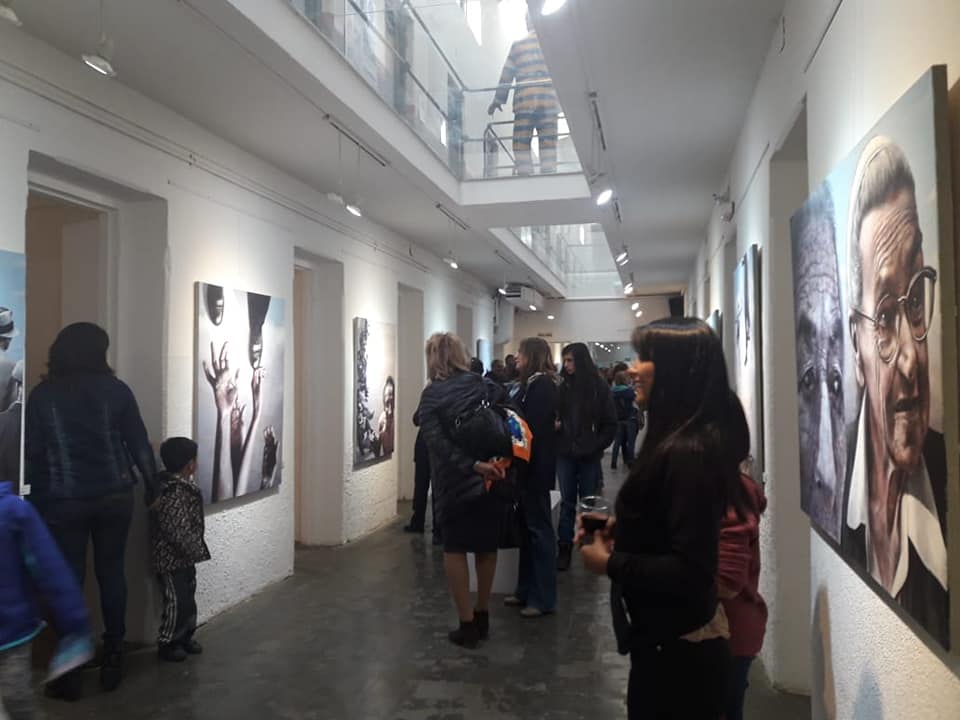 Personas recorriendo y observando las obras del museo de arte de la Cárcel Del Fin Del Mundo