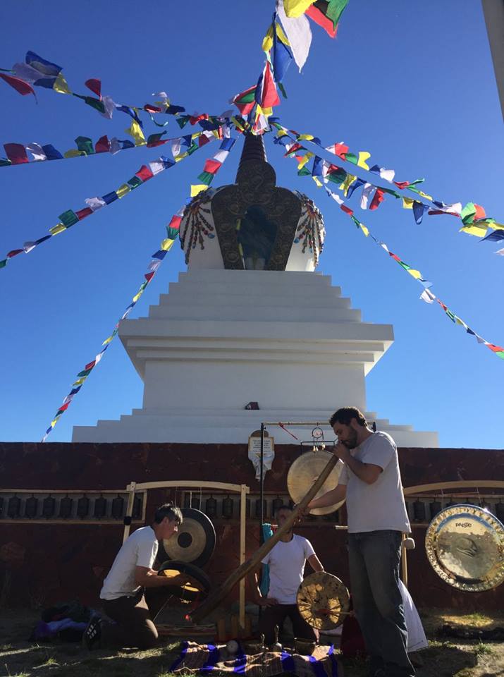 Músicos tocando instrumentos.