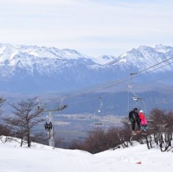 Pareja subiendo por la nueva aerosilla del Perito Moreno.