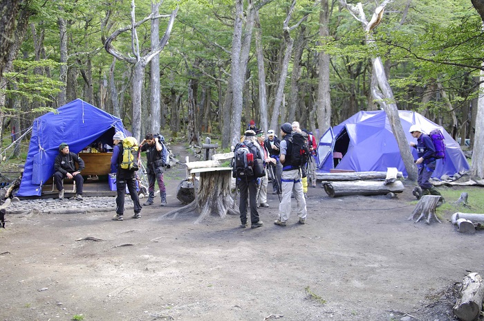 Grupo de personas acampando en una de las etapas del sendero binacional