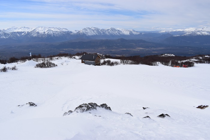 panorámica desde el Plateau. Se ve el refugio, árbboles y montañas en el fondo. Inauguración de la aerosilla en el Perito Moreno