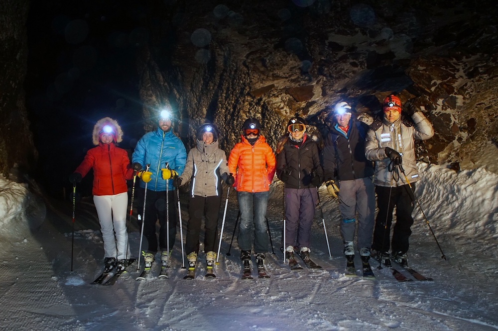 Grupo de esquiadores en la Experiencia Nocturna de Cerro Castor