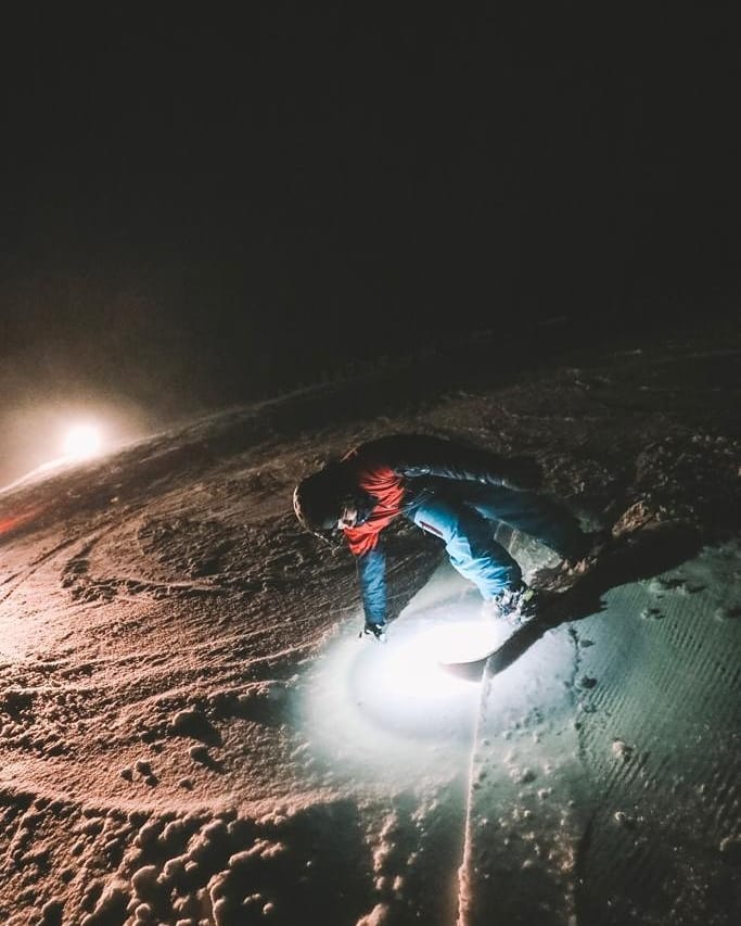 Esquiador en Excursión nocturna en Cerro Castor