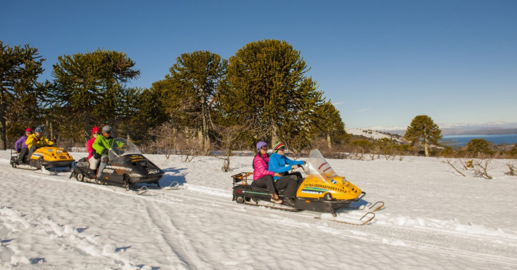 Paseos de primavera en motos de nieve en Villa Pehuenia