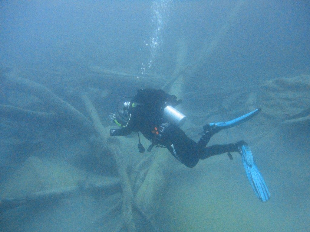 Persona buceando en las profundidades del lago Lácar