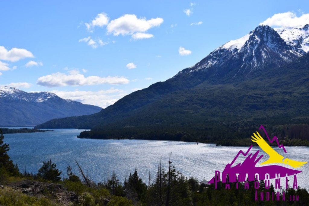 Reflejo con las montañas nevadas en Chubut. Servicios.