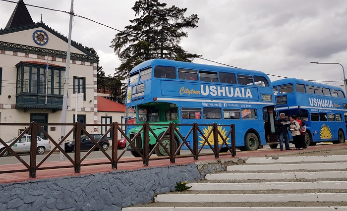 Dos colectivos del City Tour de Ushuaia estacionados en la calle.