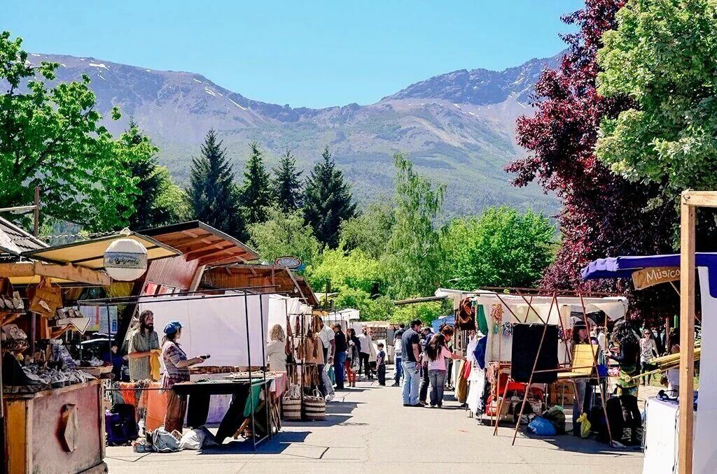 Feria de El Bolsón en la plaza Pagano