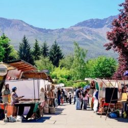 Feria de El Bolsón en la plaza Pagano