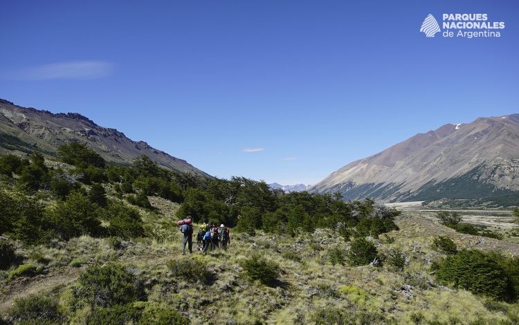 Gente caminando por un sendero del Parque Nacional Perito Moreno.