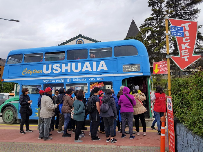 Gente esperando para subir al colectivo del City Tour Ushuaia