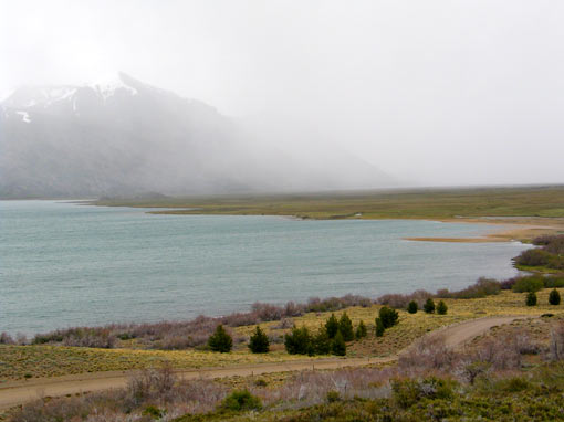 Laguna de Epulafquen vista panorámica con montañas con niebla de fondo.